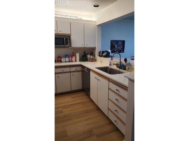 129 N HAYDEN BAY Dr BLDG F, Portland, OR 97217