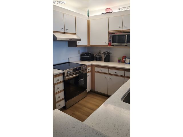 129 N HAYDEN BAY Dr BLDG F, Portland, OR 97217