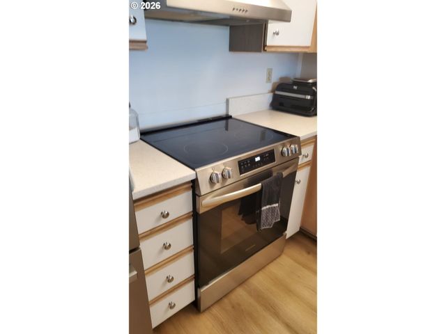 129 N HAYDEN BAY Dr BLDG F, Portland, OR 97217