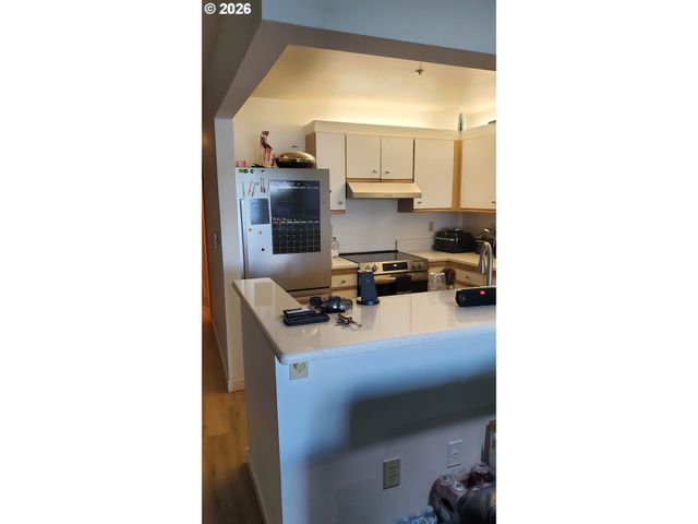 129 N HAYDEN BAY Dr BLDG F, Portland, OR 97217