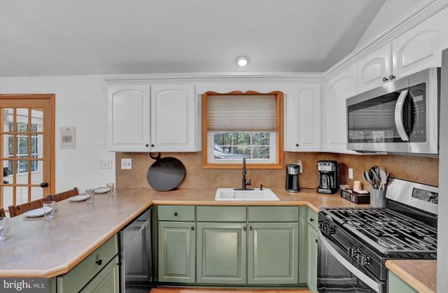 301 WYOMISSING DR, Pocono Lake, PA 18347