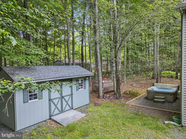 301 WYOMISSING DR, Pocono Lake, PA 18347