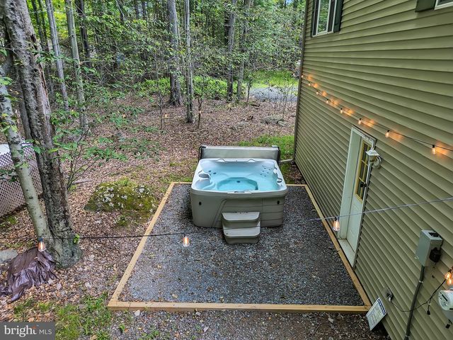 301 WYOMISSING DR, Pocono Lake, PA 18347