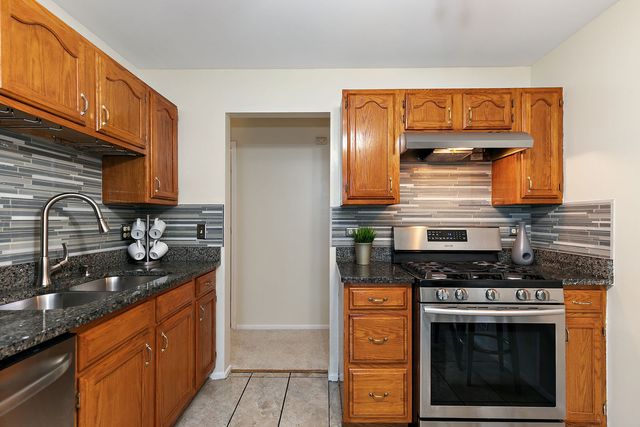 2838 Meadow Lane W2, Schaumburg, IL 60193