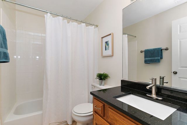 2838 Meadow Lane W2, Schaumburg, IL 60193