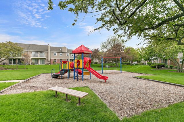 2838 Meadow Lane W2, Schaumburg, IL 60193