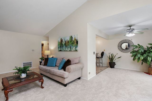 2838 Meadow Lane W2, Schaumburg, IL 60193