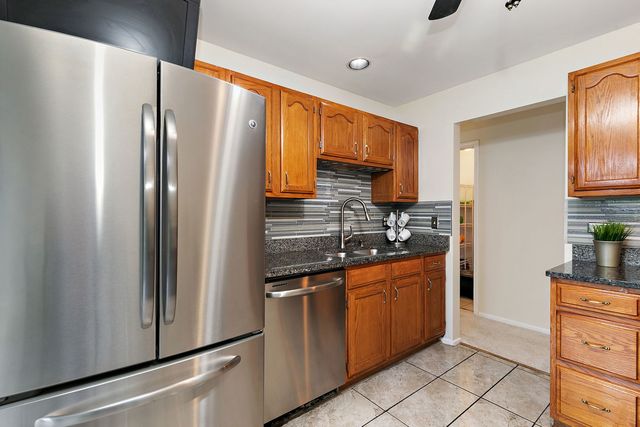 2838 Meadow Lane W2, Schaumburg, IL 60193