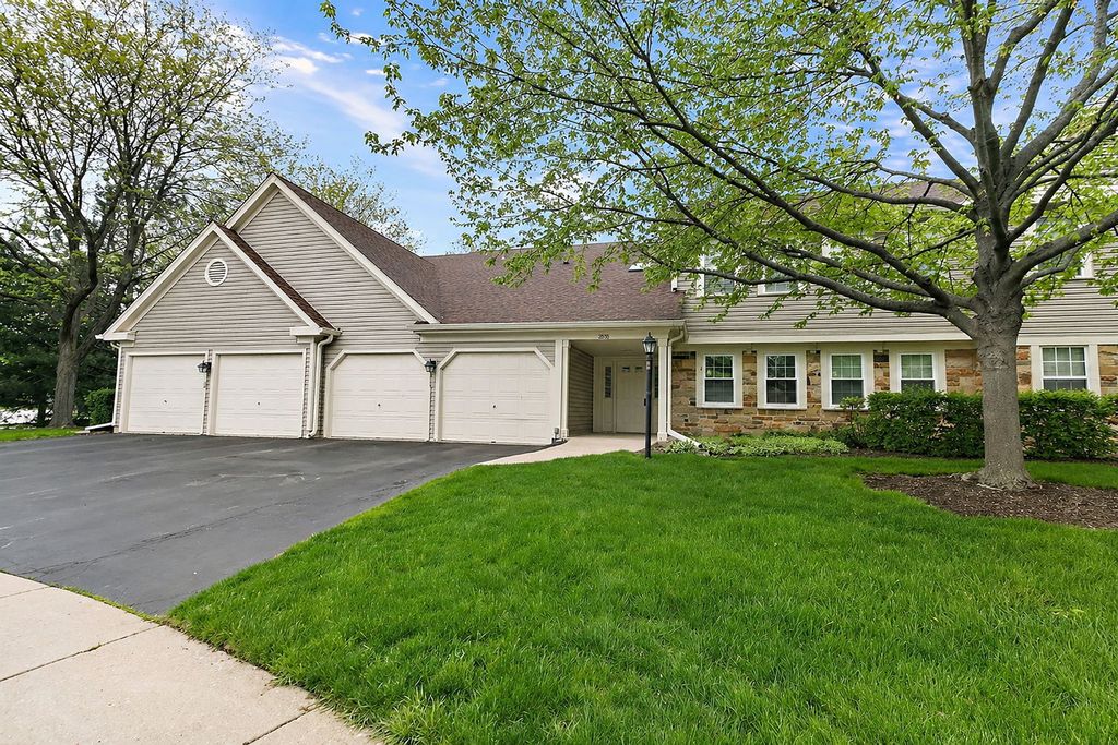 2838 Meadow Lane W2, Schaumburg, IL 60193