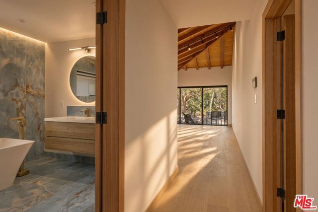 2407 Guthrie Drive, Los Angeles, CA 90034
