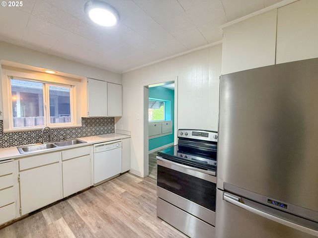 1821 NICHOLS Blvd, Longview, WA 98632