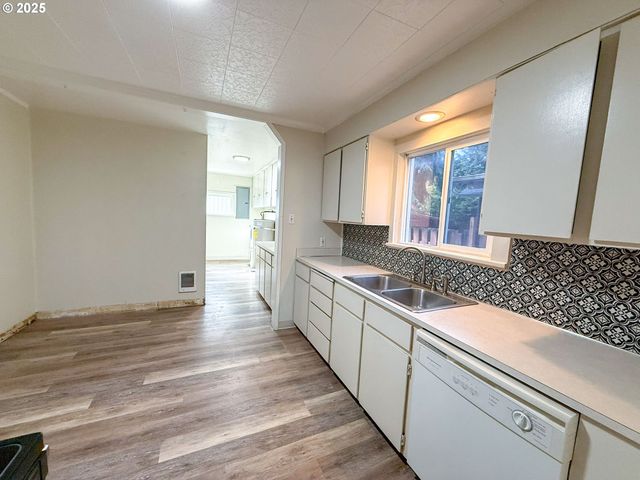 1821 NICHOLS Blvd, Longview, WA 98632