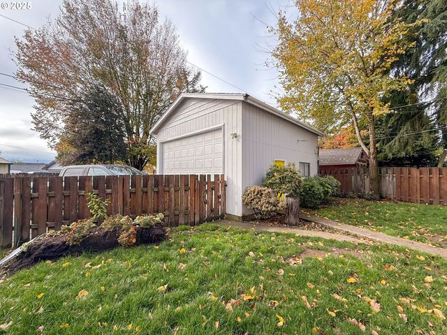 1821 NICHOLS Blvd, Longview, WA 98632
