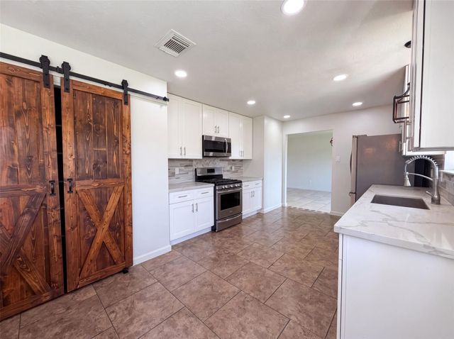 4519 S Ridgewalk Drive, Houston, TX 77053