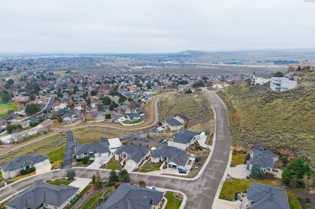 200 Meadow Hills Dr, Richland, WA 99352