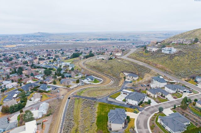 200 Meadow Hills Dr, Richland, WA 99352