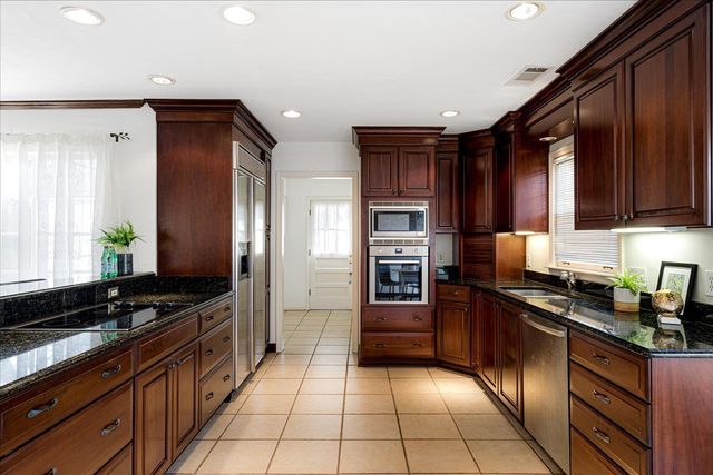 130 GREENBRIAR DR, Memphis, TN 38117