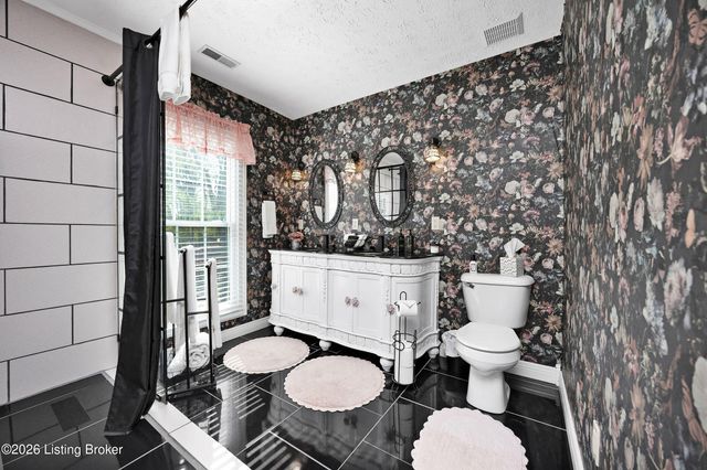 110 Holy Cross Rd, Loretto, KY 40037