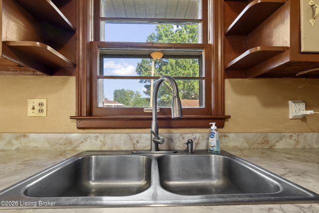 8306 Aspen Ave, Louisville, KY 40258