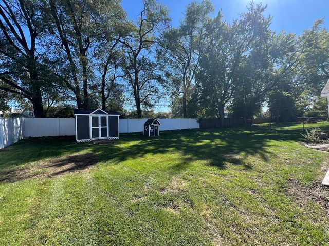 196 Green Court, Streamwood, IL 60107