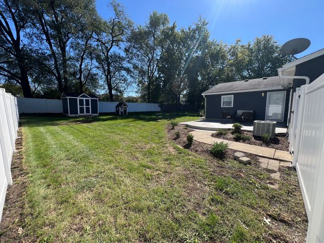 196 Green Court, Streamwood, IL 60107