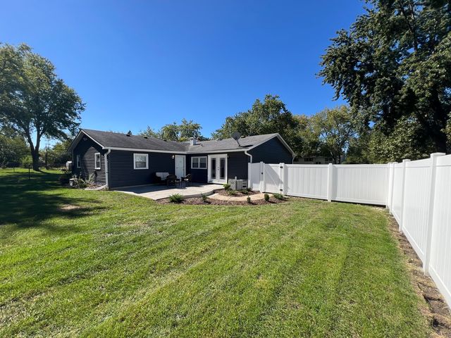 196 Green Court, Streamwood, IL 60107