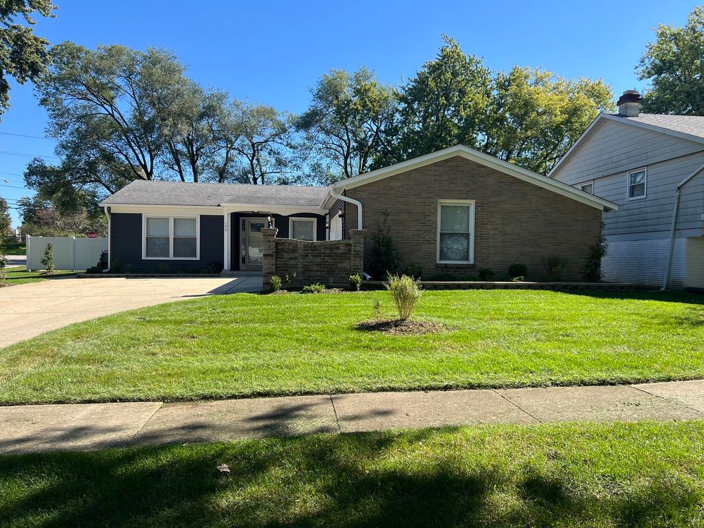 196 Green Court, Streamwood, IL 60107