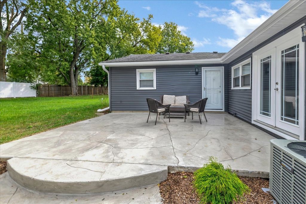196 Green Court, Streamwood, IL 60107 — photo 3