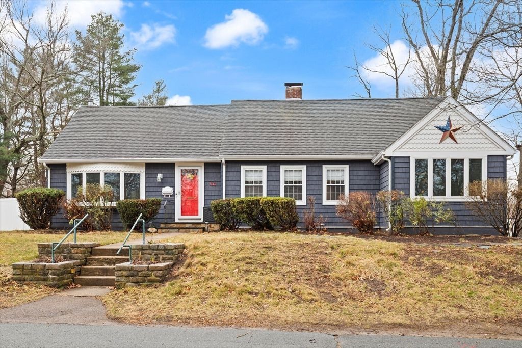 44 Hillview Ave, Holbrook, MA 02343