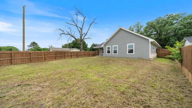207 E Mccoulskey Street, Terrell, TX 75160