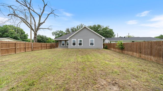 207 E Mccoulskey Street, Terrell, TX 75160