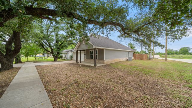 207 E Mccoulskey Street, Terrell, TX 75160