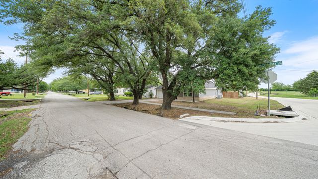 207 E Mccoulskey Street, Terrell, TX 75160
