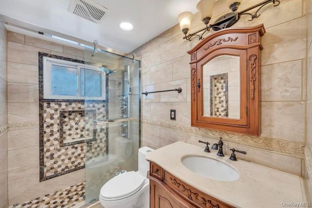 16 Phipps Lane, Plainview, NY 11803