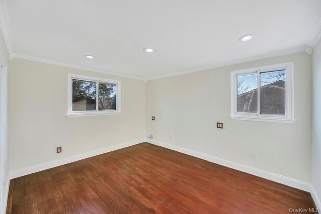 16 Phipps Lane, Plainview, NY 11803