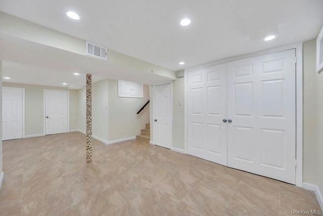 16 Phipps Lane, Plainview, NY 11803