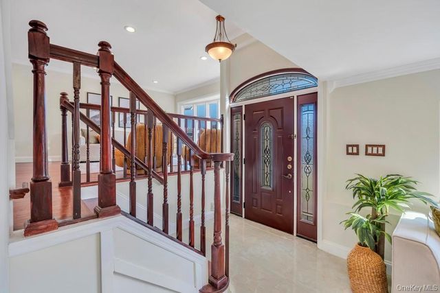 16 Phipps Lane, Plainview, NY 11803