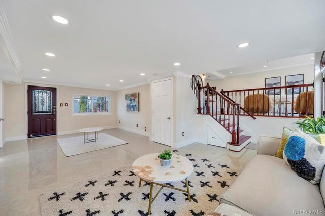 16 Phipps Lane, Plainview, NY 11803