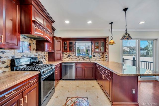 16 Phipps Lane, Plainview, NY 11803