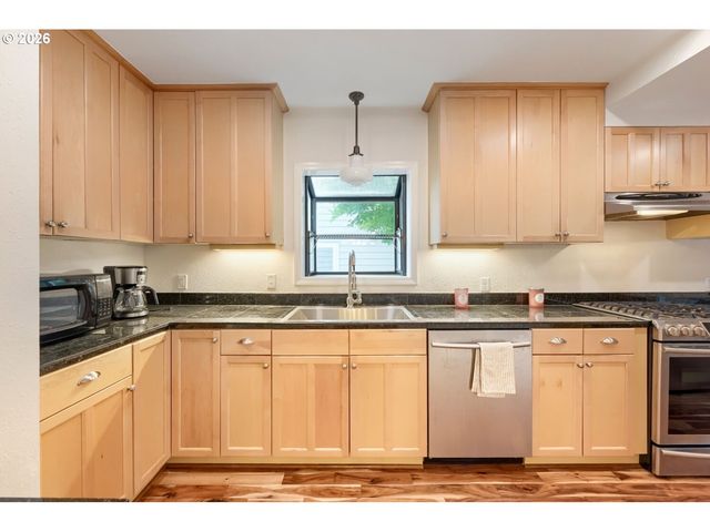 3325 Ne SISKIYOU St, Portland, OR 97212