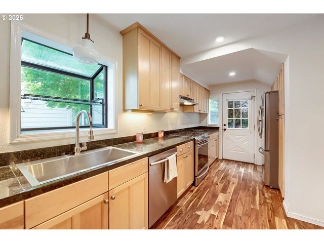 3325 Ne SISKIYOU St, Portland, OR 97212