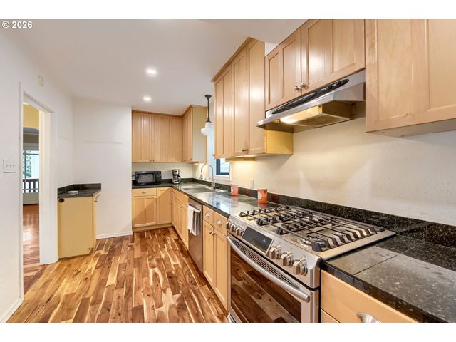 3325 Ne SISKIYOU St, Portland, OR 97212