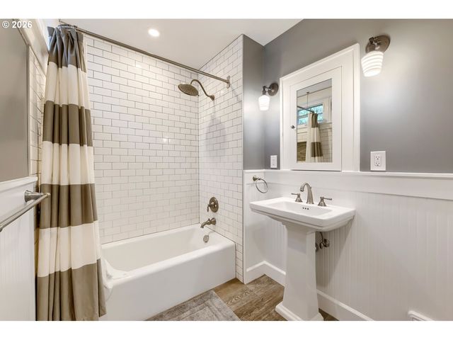 3325 Ne SISKIYOU St, Portland, OR 97212