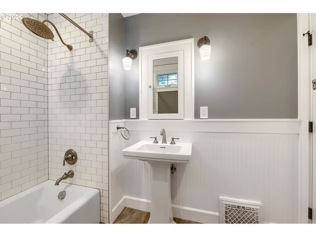 3325 Ne SISKIYOU St, Portland, OR 97212