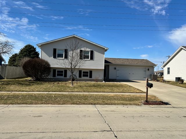 73 Kirkwood Drive, Clinton, IL 61727