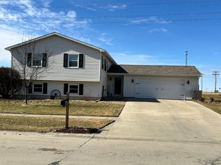 73 Kirkwood Drive, Clinton, IL 61727