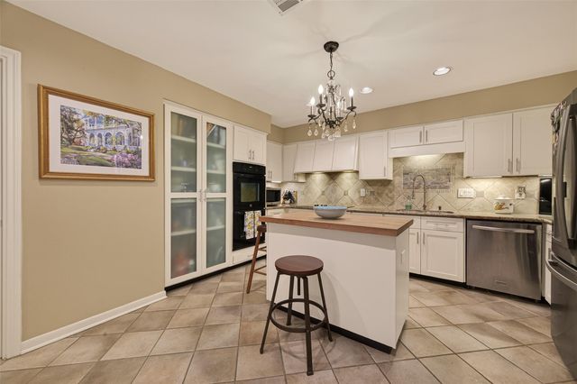 262 Sugarberry Circle, Houston, TX 77024