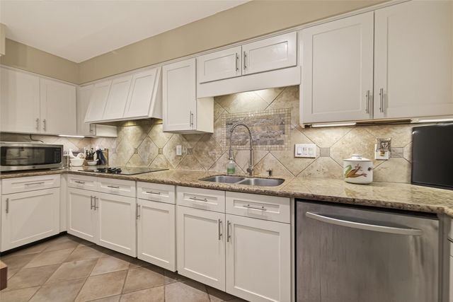 262 Sugarberry Circle, Houston, TX 77024