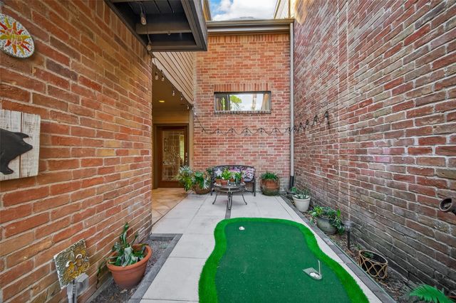 262 Sugarberry Circle, Houston, TX 77024