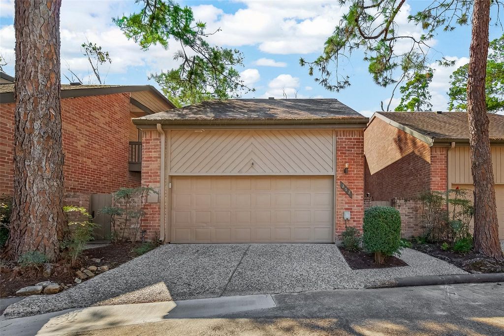262 Sugarberry Circle, Houston, TX 77024